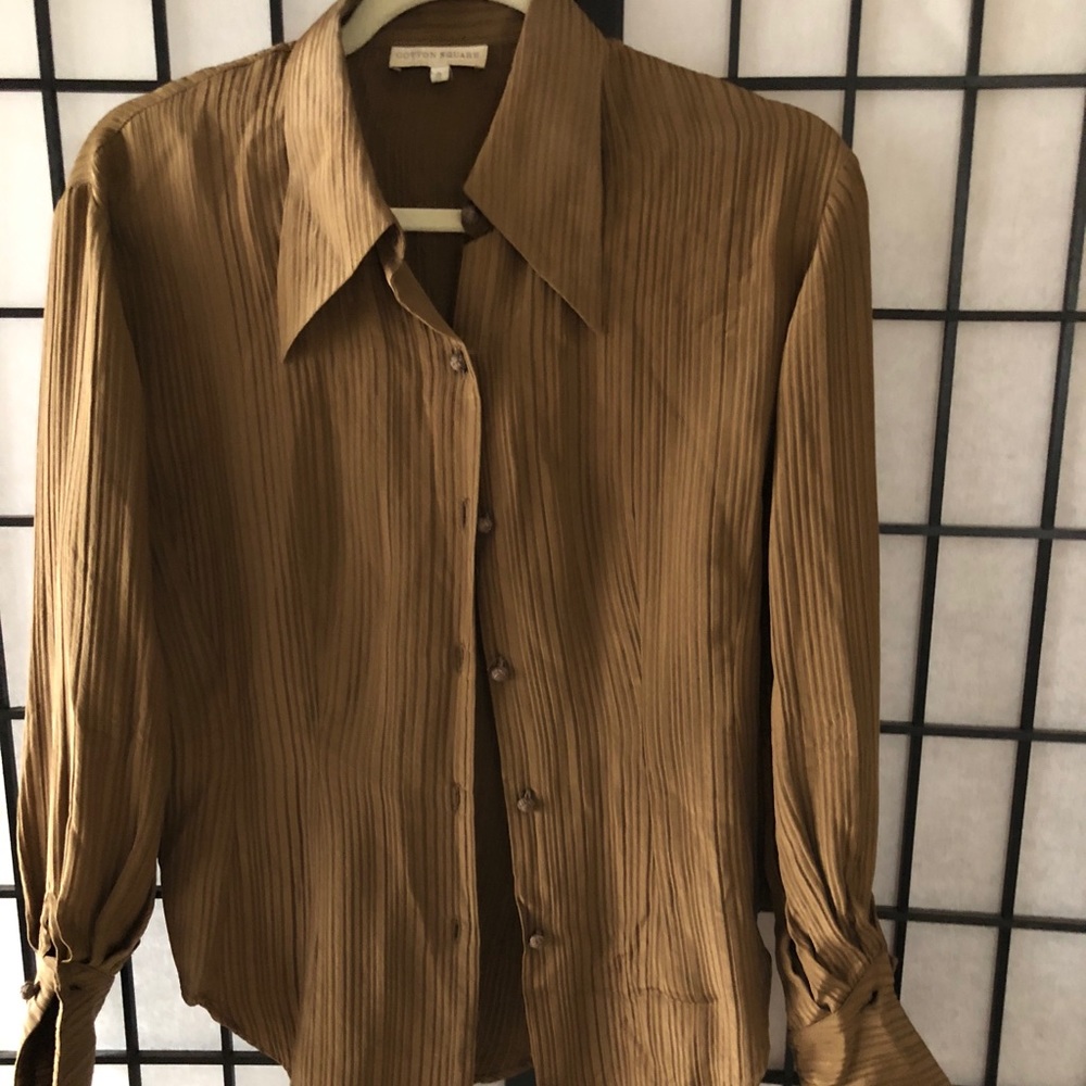 Silky pleated, tailored blouse with cuffs.